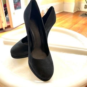BCBG Generation. Suede platform pumps. Gray. Never worn. Size 7 1/2.